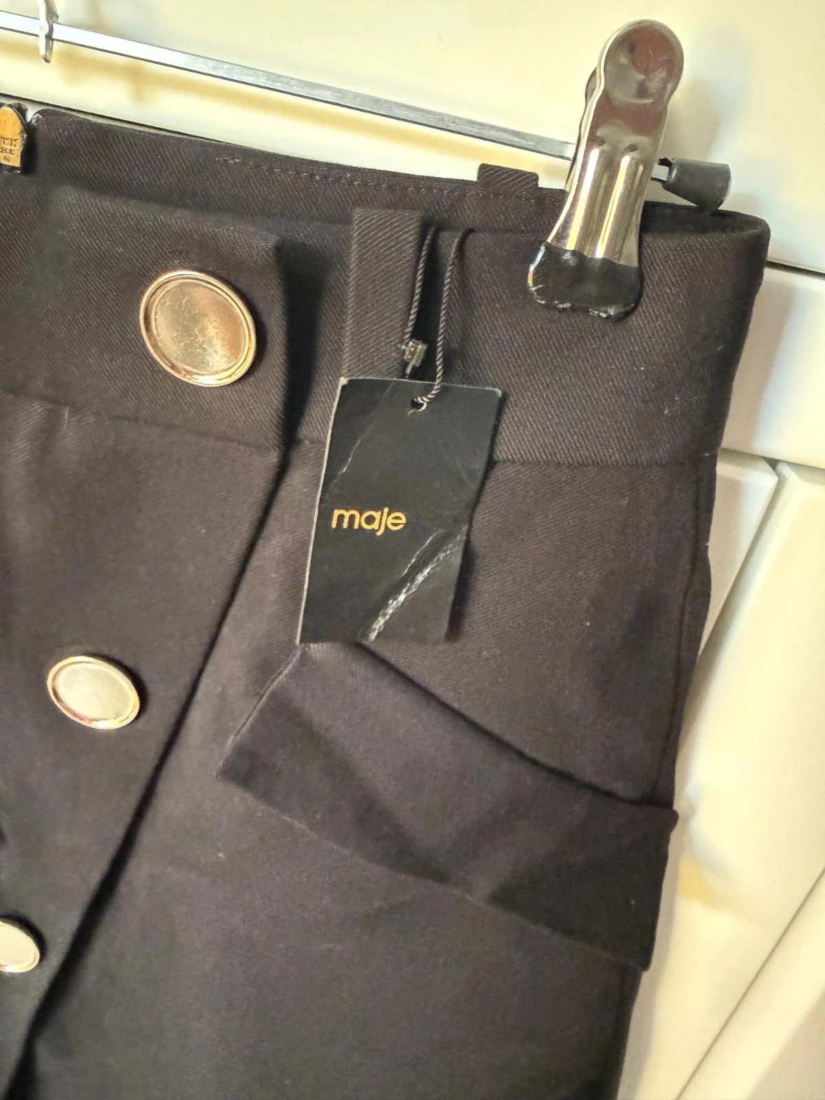 Saia preta Maje Tamanho 36 Corte trapézio, bolsos, botões dourados – photo 4